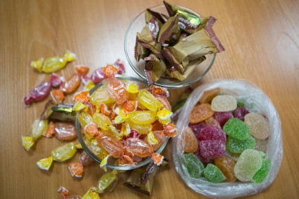 Как выбрать сладкий подарок к Новому году: советы экспертов