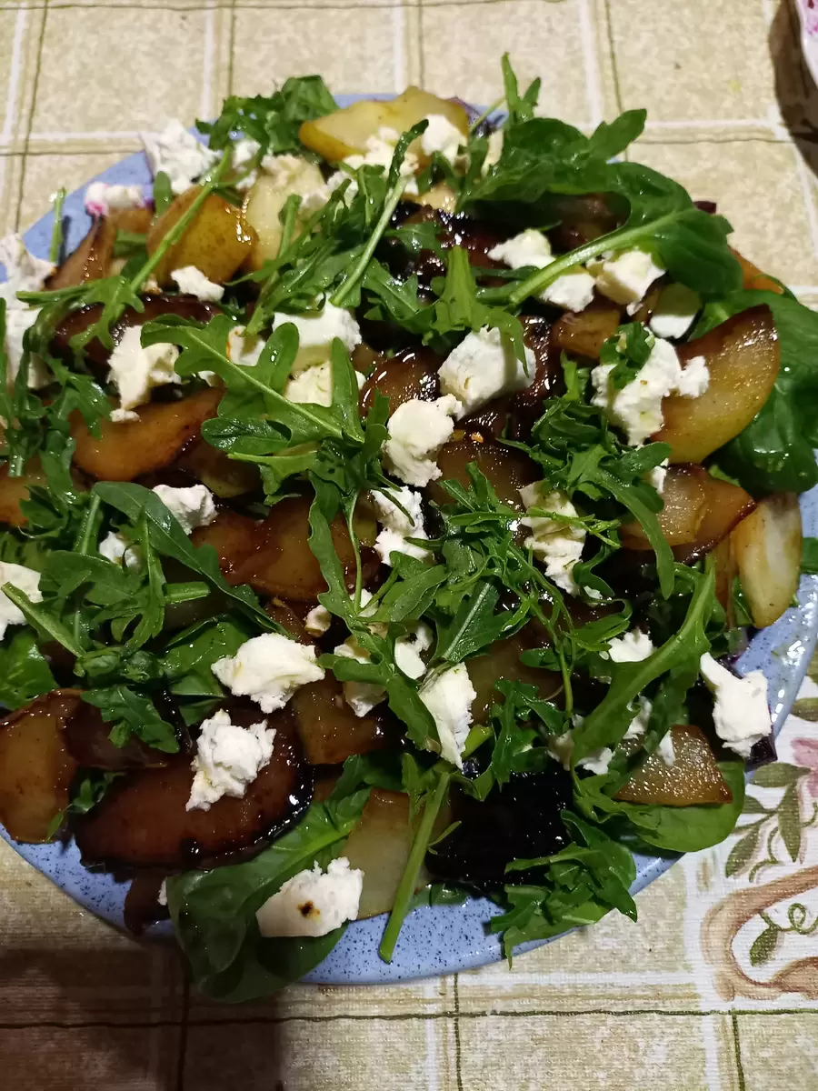 Салат с яркими акцентами: свекла, груша и брынза в оригинальном сочетании