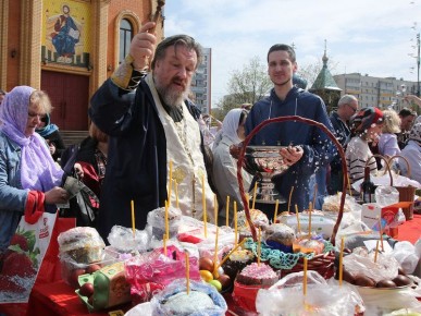 Иеромонах Макарий обсудил особенности празднования Пасхи и куличей