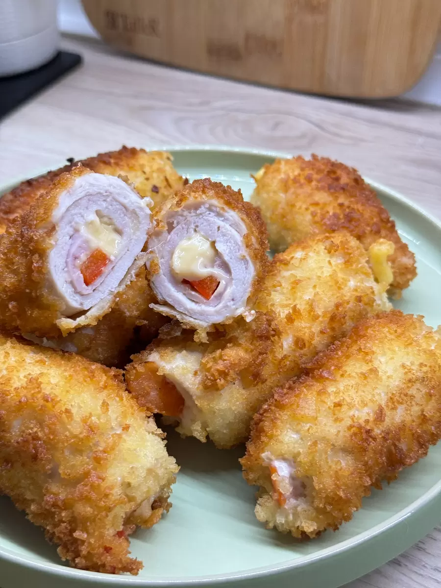 Куриные рулетики с сырной начинкой: идеальная закуска для вашего праздника