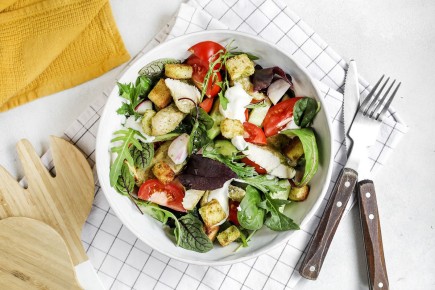 Тёплый салат с цыплёнком и Песто