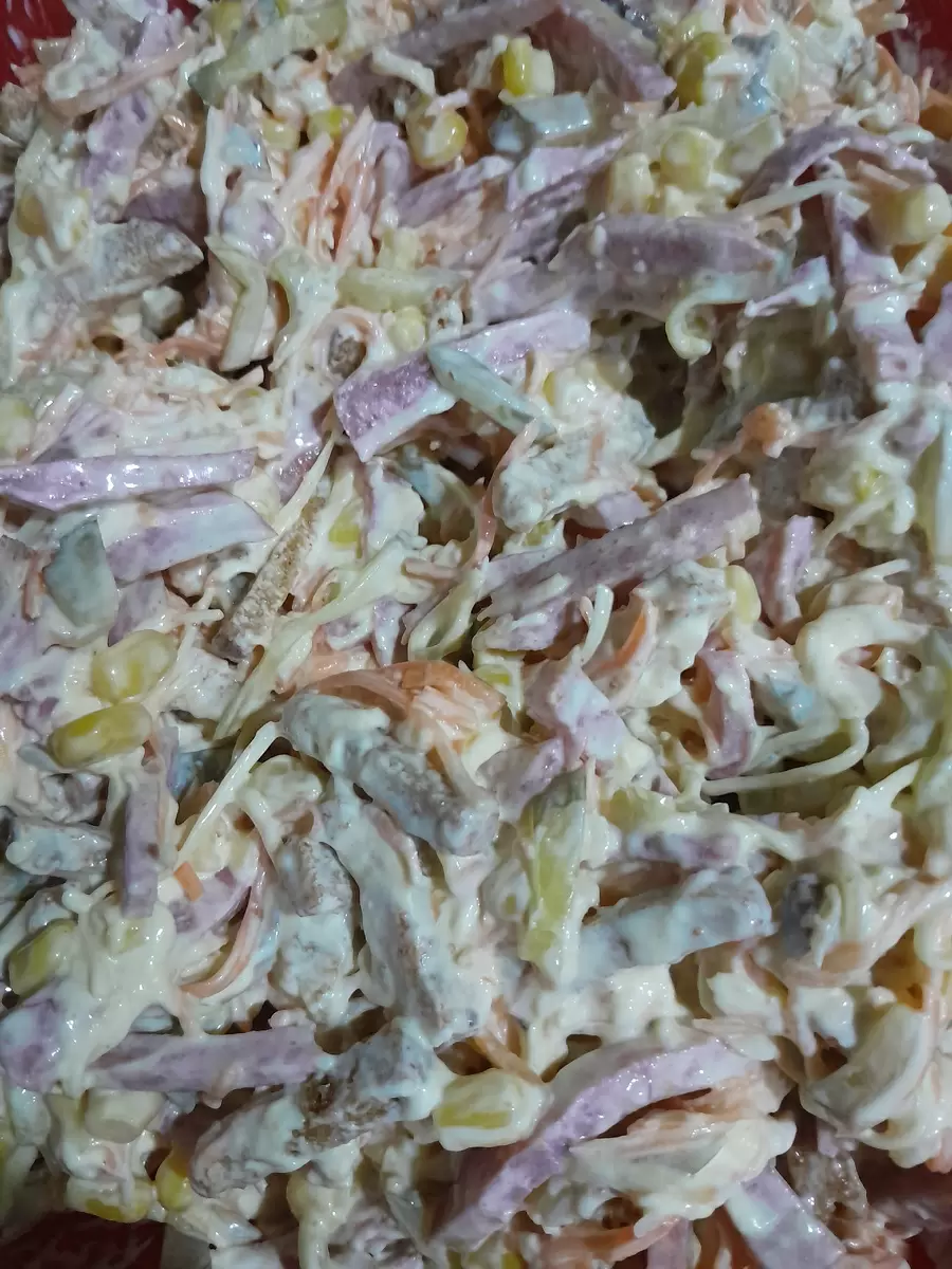 Салат для любого случая: упрощенная классика с хрустящими сухариками