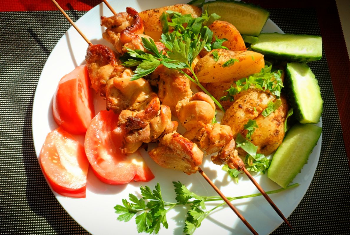 Сочные куриные шпажки с пряным картофелем: идеальный обед с минимальными усилиями