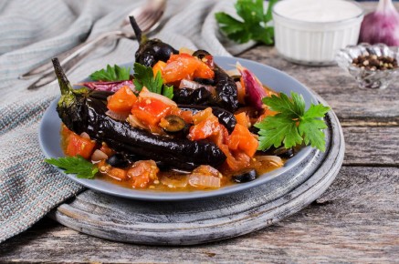 Теплый салат с баклажанами и черри: новый взгляд на классическое блюдо