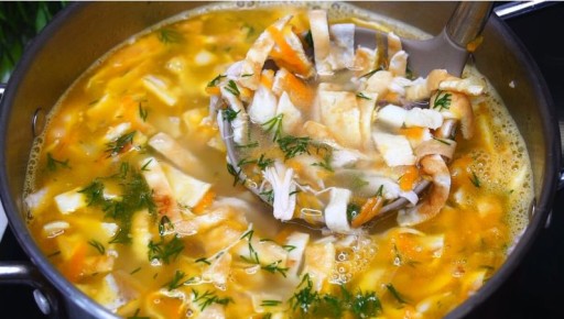 Изысканный суп с яичными блинчиками: легко, быстро и вкусно