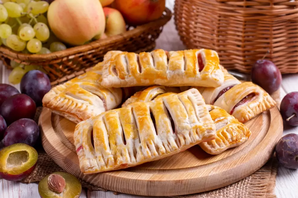 Сочное волшебство: лёгкие слойки со сливами, которые покорят любой стол