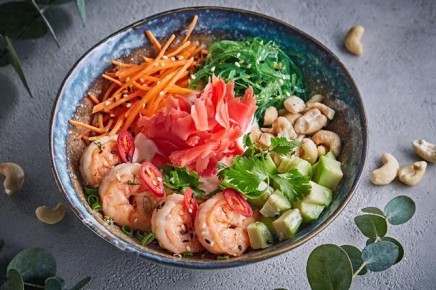 Наслаждайтесь свежестью японского салата с морепродуктами и авокадо