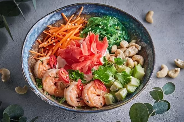 Наслаждайтесь свежестью японского салата с морепродуктами и авокадо