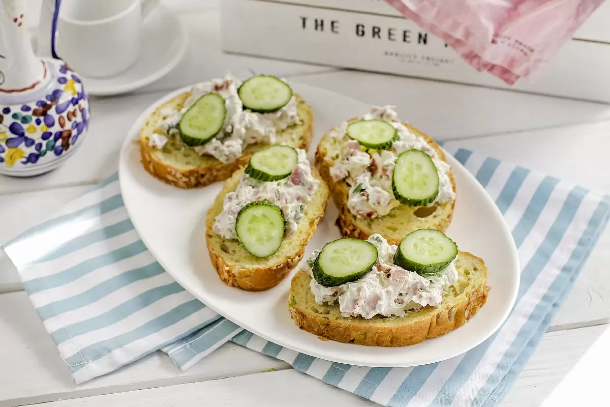 Вкусный и полезный завтрак: цельнозерновые тосты с ветчиной и вялеными томатами