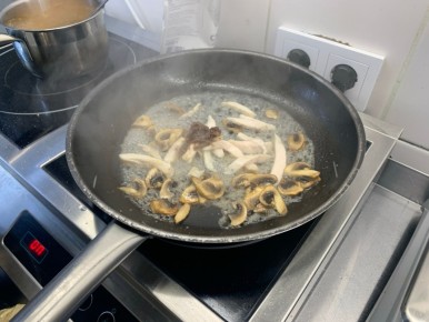 Почему сковорода брызгает горячим маслом и как это остановить