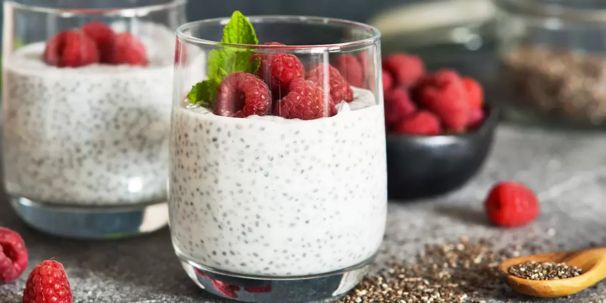 Нежный кокосовый десерт с чиа и клубникой