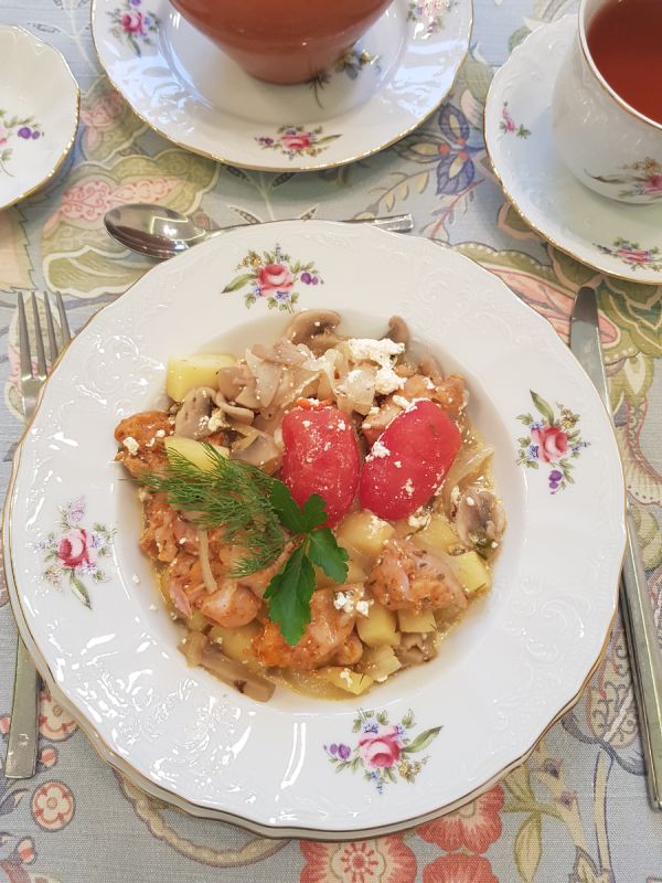 Согревающий горшочек: куриное счастье с картошкой и овощами