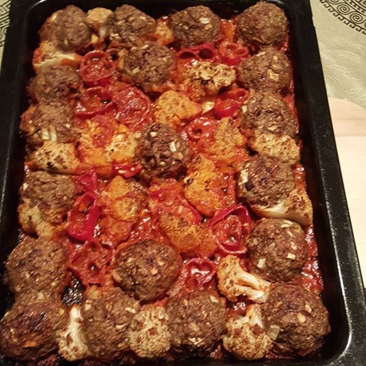 Кулинарное вдохновение: нежные «колобки» из куриного фарша с капустой в аппетитном соусе