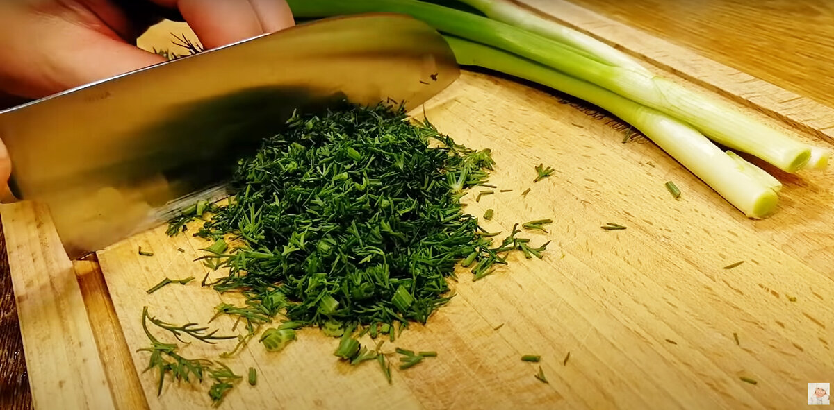 Хрустящие луковые лепешки: быстро, просто и вкусно!
