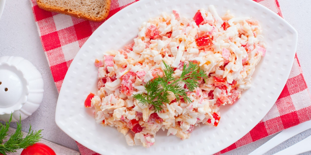 Легкий салат с крабовыми палочками, помидорами и сыром: идеальная закуска для любого случая