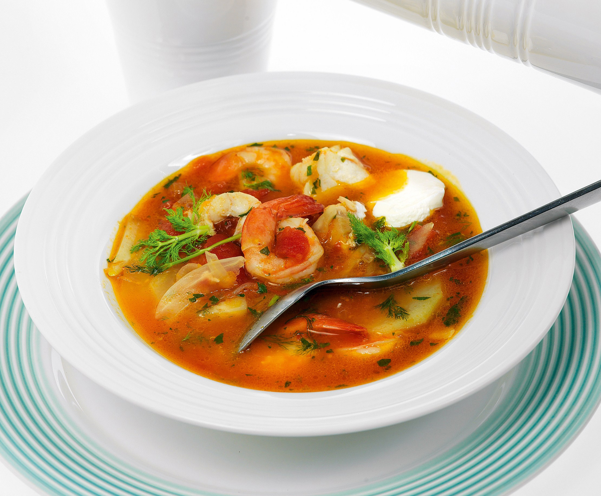 Суп из помидоров, фенхеля, трески и креветок: быстро и вкусно