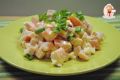 Сытный салат с копченым сыром и ветчиной: легко и вкусно