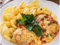 Запеченные куриные котлетки в томатном соусе с макаронами