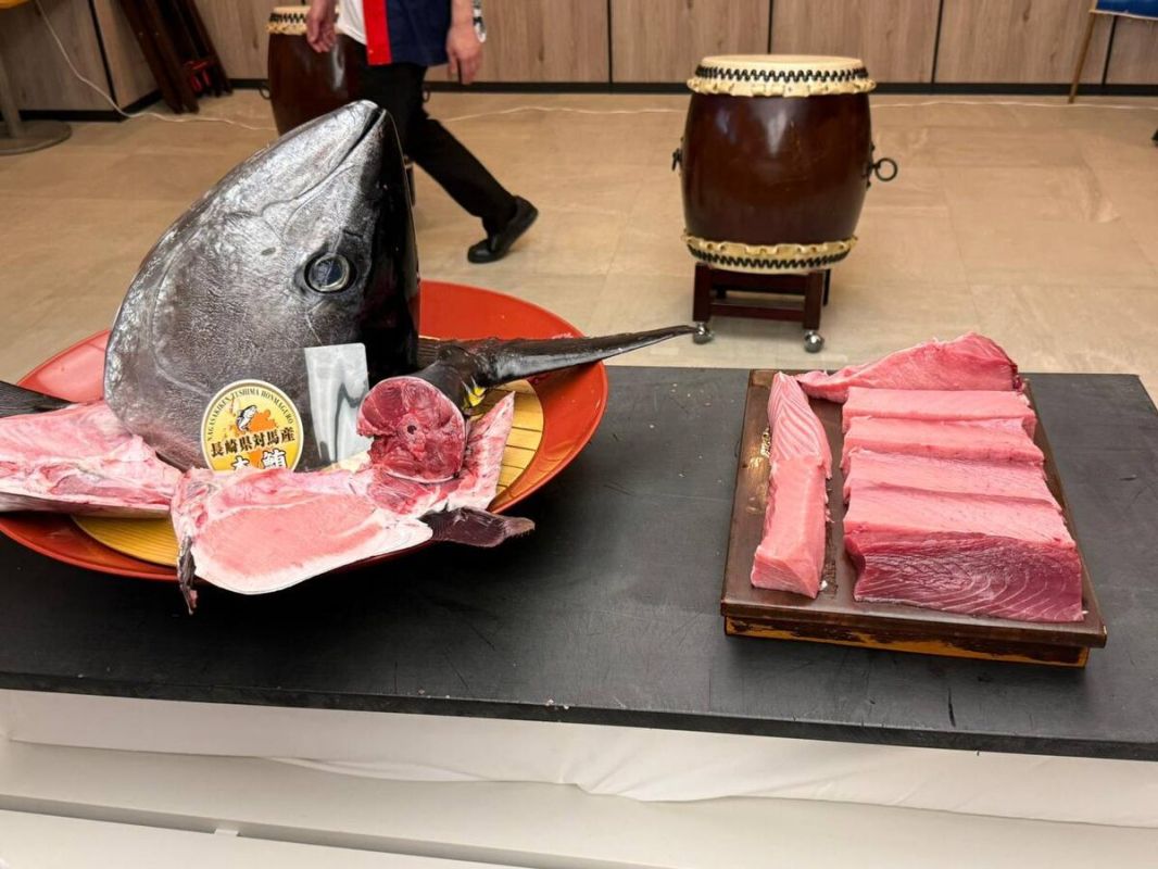 Традиция разделки тунца: захватывающее шоу в Японии