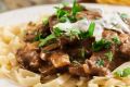 Говядина по-французски с луком и сыром