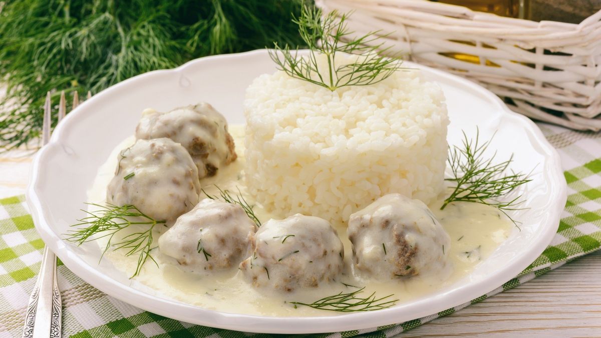 Очарование простой кухни: как готовить нежные рыбные тефтели в сливочном соусе с рассыпчатым рисом