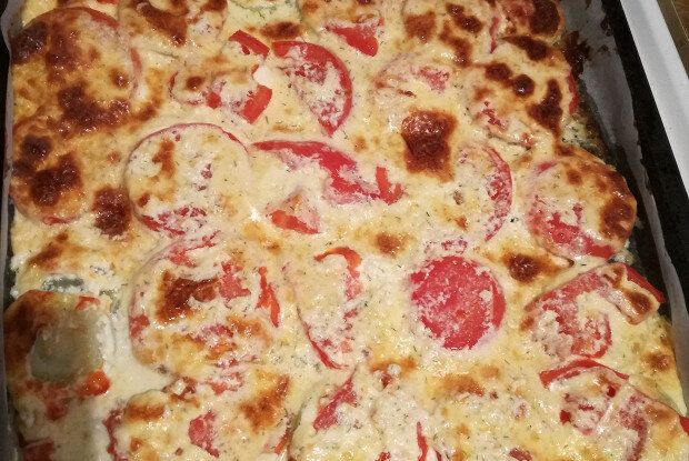 Вкусные сырные кабачки с помидорами и чесночным соусом
