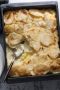 Сытный картофельный гратен с салом и луком