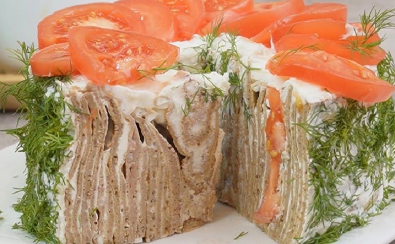 Закусочный торт из блинов с печенью: простая идея, которая меняет новогодний стол