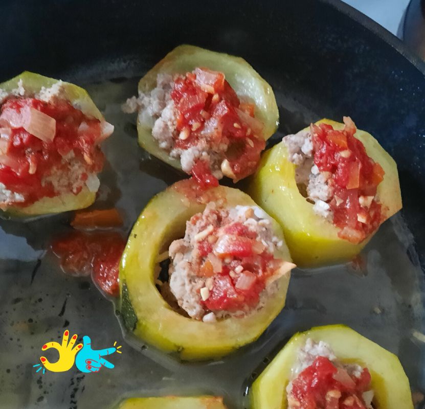 Сочные кабачковые кольца с мясной начинкой: быстро и вкусно!