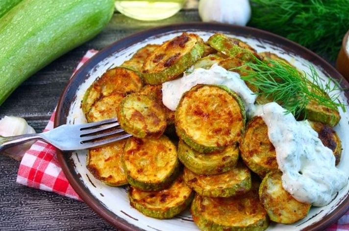 Запеченные кабачки со сметанным соусом: кулинарное вдохновение