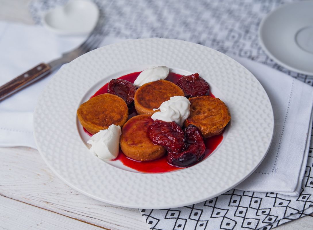 Вкусные сырники с топленым творогом и сливовым соусом