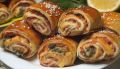 вкусные хрустящие рулетики из слоеного теста с ветчиной и сыром для вашего стола
